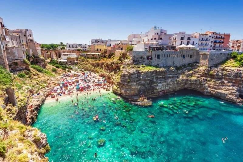 Pueblo costero de Polignano a Mare en un acantilado