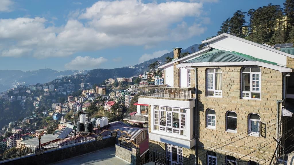Cabaña tradicional entre árboles en Shimla, evocando la histórica Club Cottage