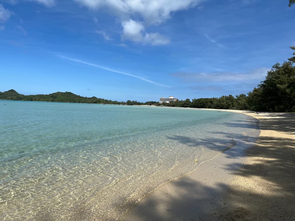 Aguas tranquilas y poco profundas de Sukuji Beach