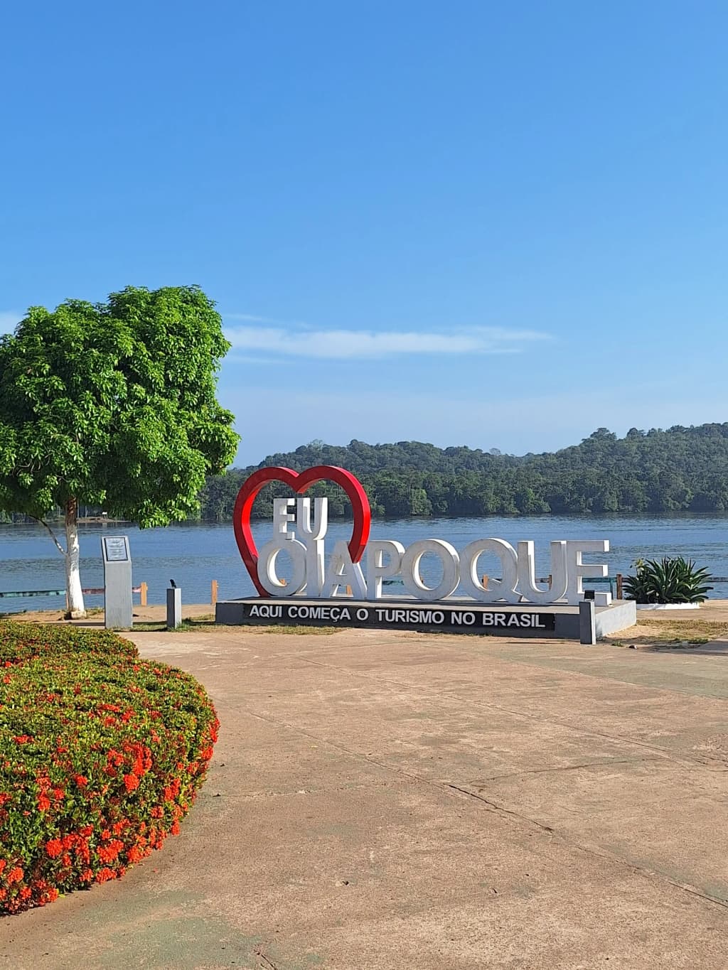 En el límite de Brasil en el Monumento Oiapoque