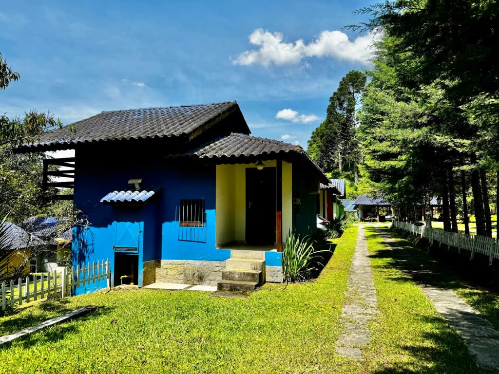 A cozy, rustic room at Pousada Rio dos Cristais with wooden accents