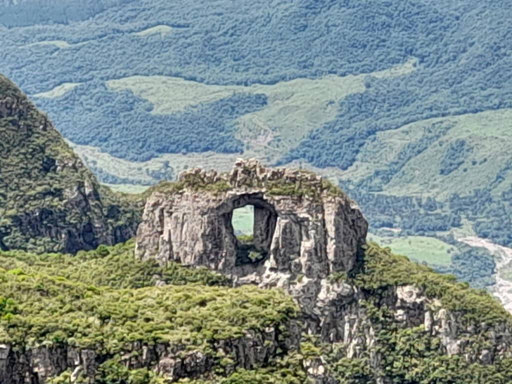 La icónica Pedra Furada en el Morro da Igreja entre la niebla