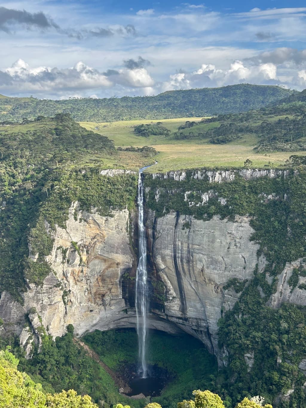 La impresionante caída de 218 metros de la Cascata Rio dos Bugres, escondida en el valle