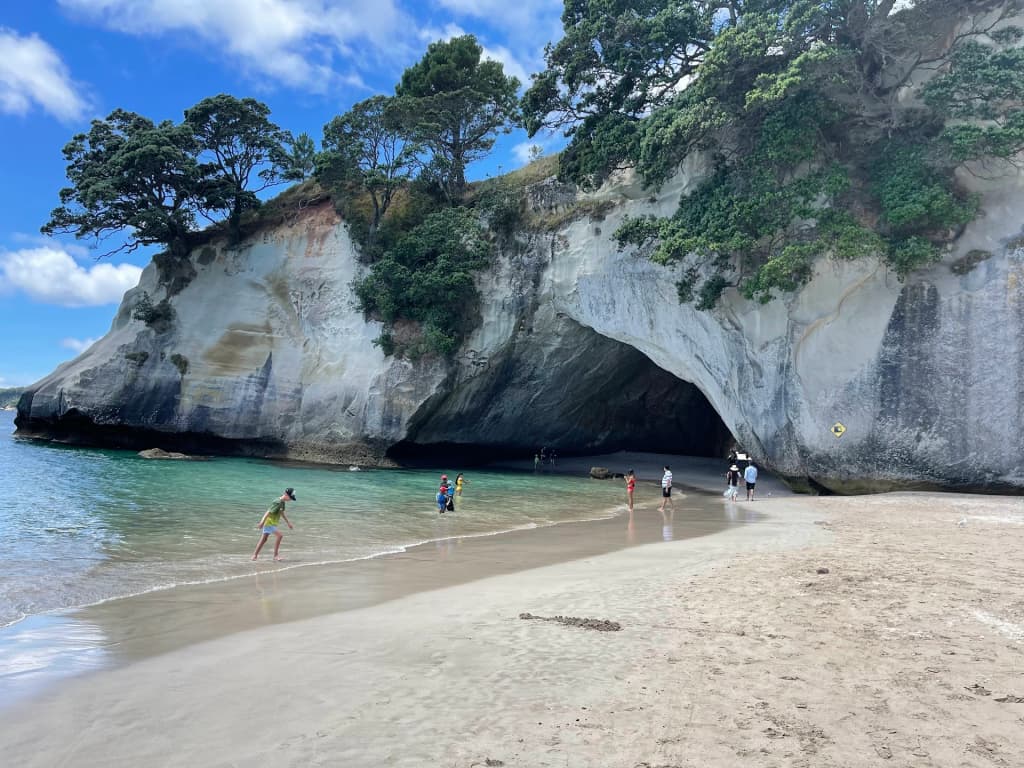 El icónico arco de piedra caliza y aguas turquesas de Cathedral Cove, Nueva Zelanda
