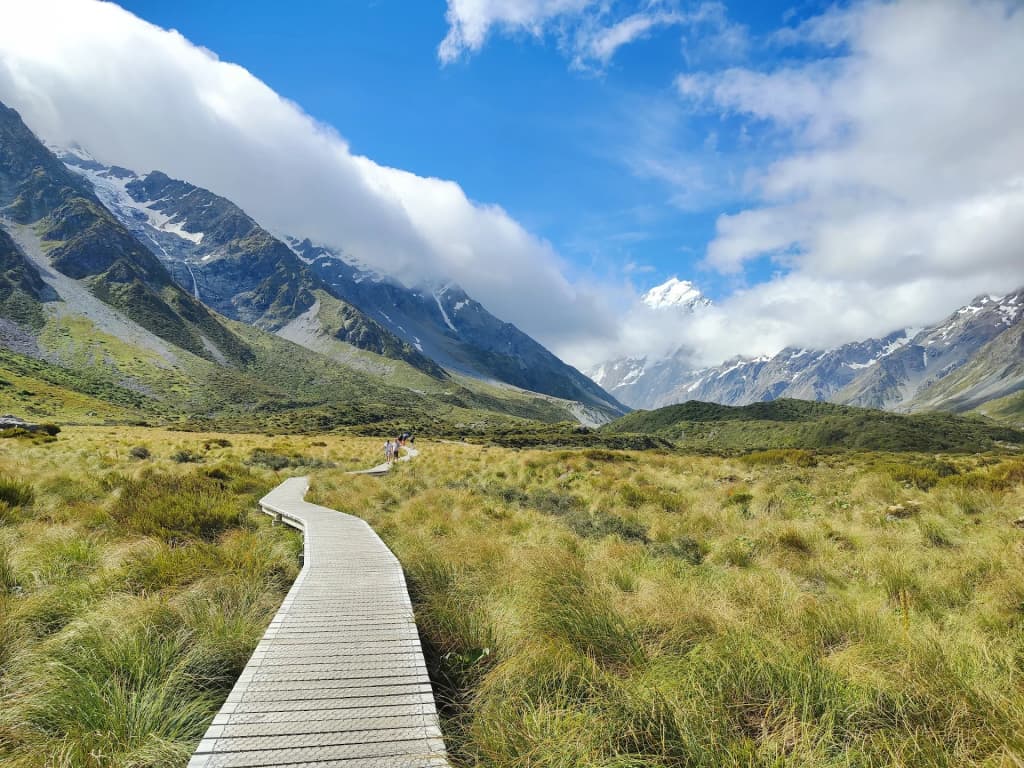 Aguas glaciales y picos en Aoraki/Mount Cook National Park