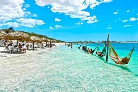 Redes coloridas sobre as águas cristalinas da Lagoa do Paraíso