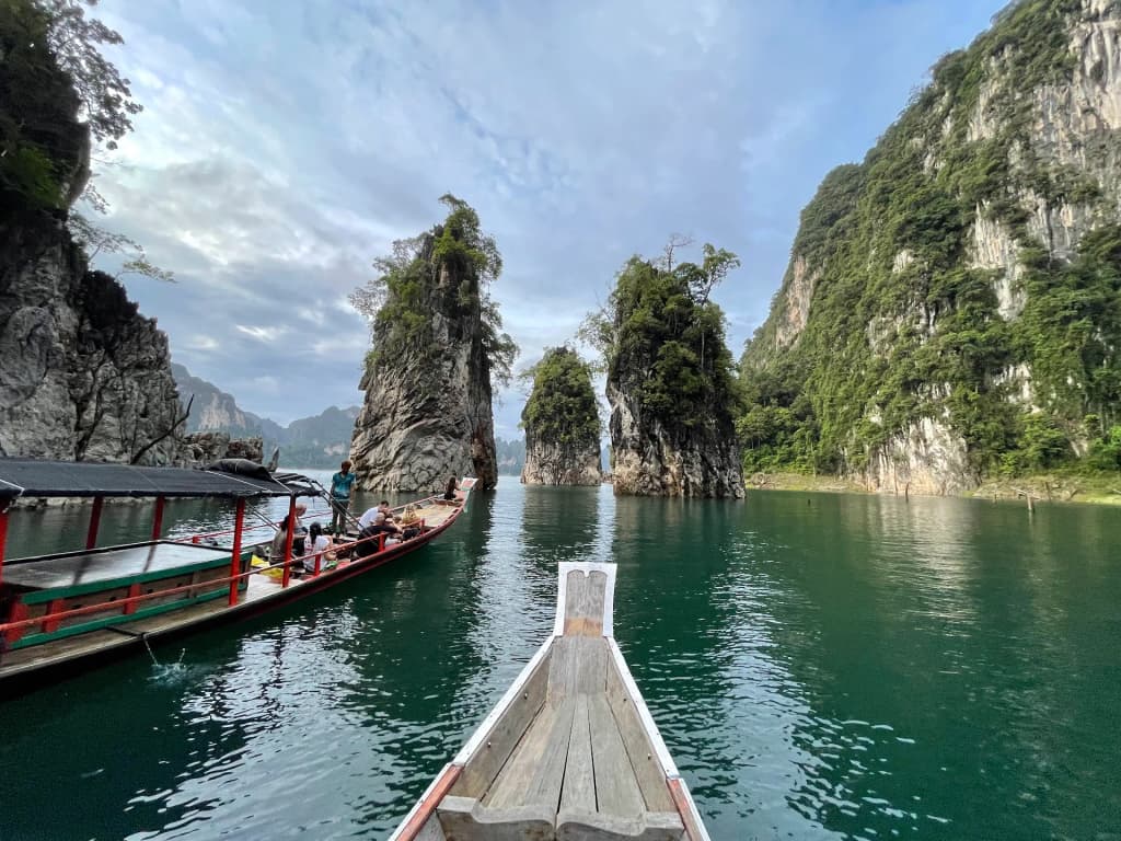 Montañas kársticas emergiendo del lago Cheow Lan en Khao Sok