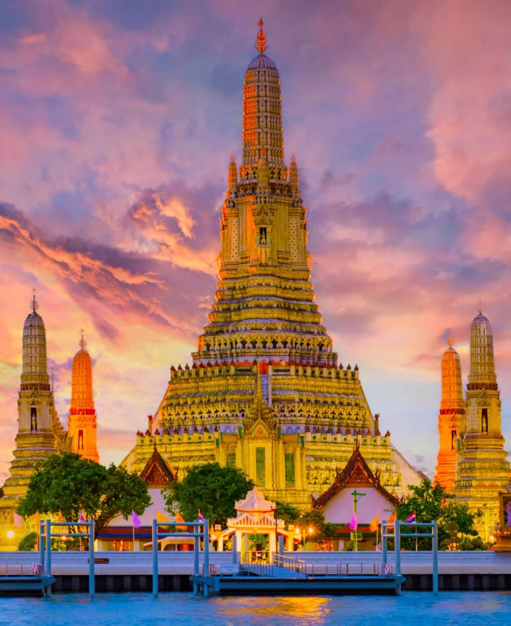Las torres de Wat Arun sobre el río Chao Phraya en Bangkok