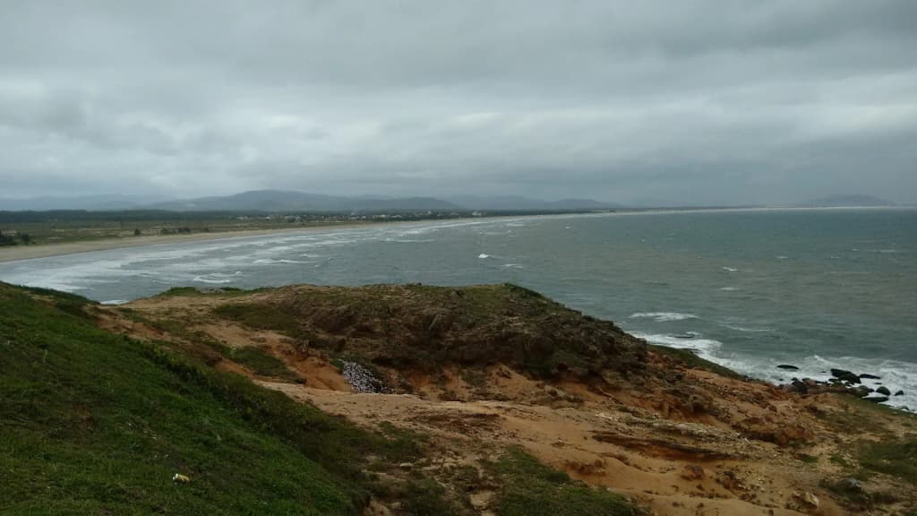 Pedra do Frade equilibrada no Morro do Gi em Laguna