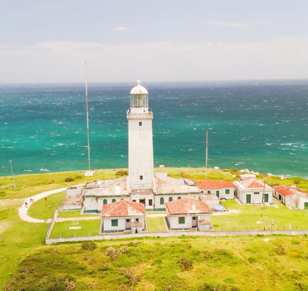 O Farol de Santa Marta guiando embarcações na costa de Laguna