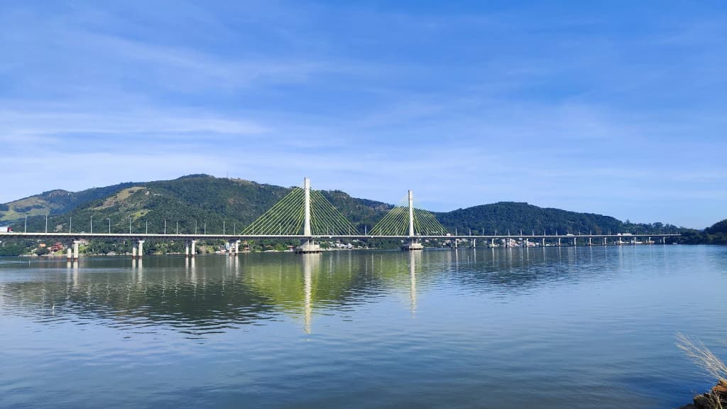 A curva da Ponte Anita Garibaldi cruzando as águas de Laguna
