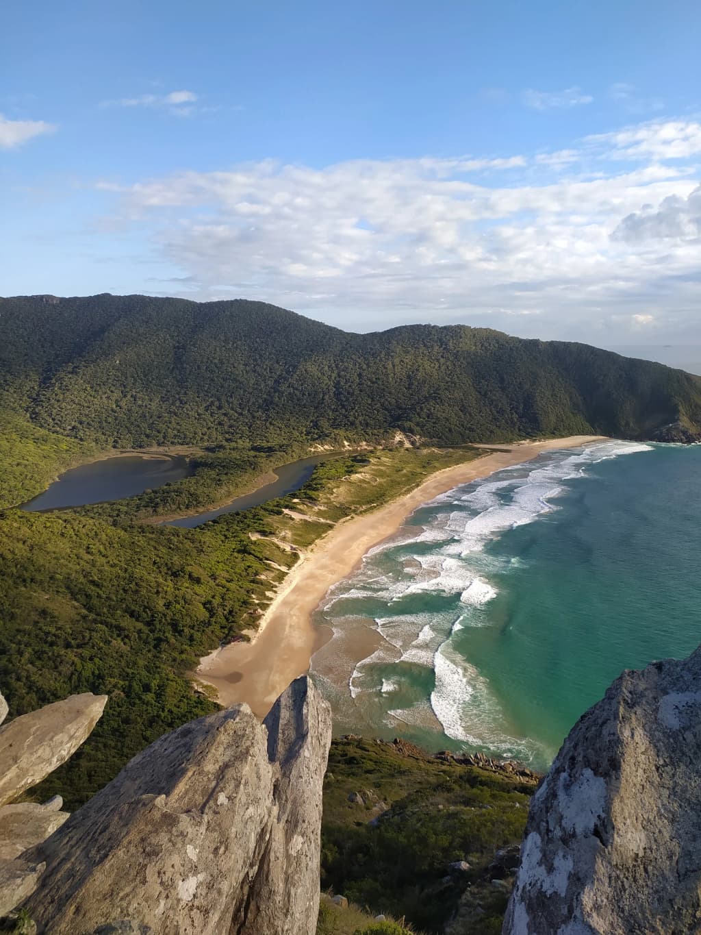 No topo do Morro da Coroa, vista para Lagoinha do Leste