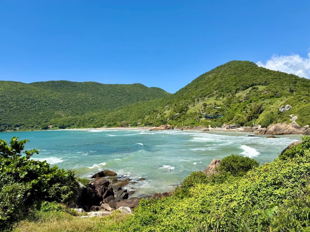 Surfistas e costa selvagem no amanhecer do Matadeiro