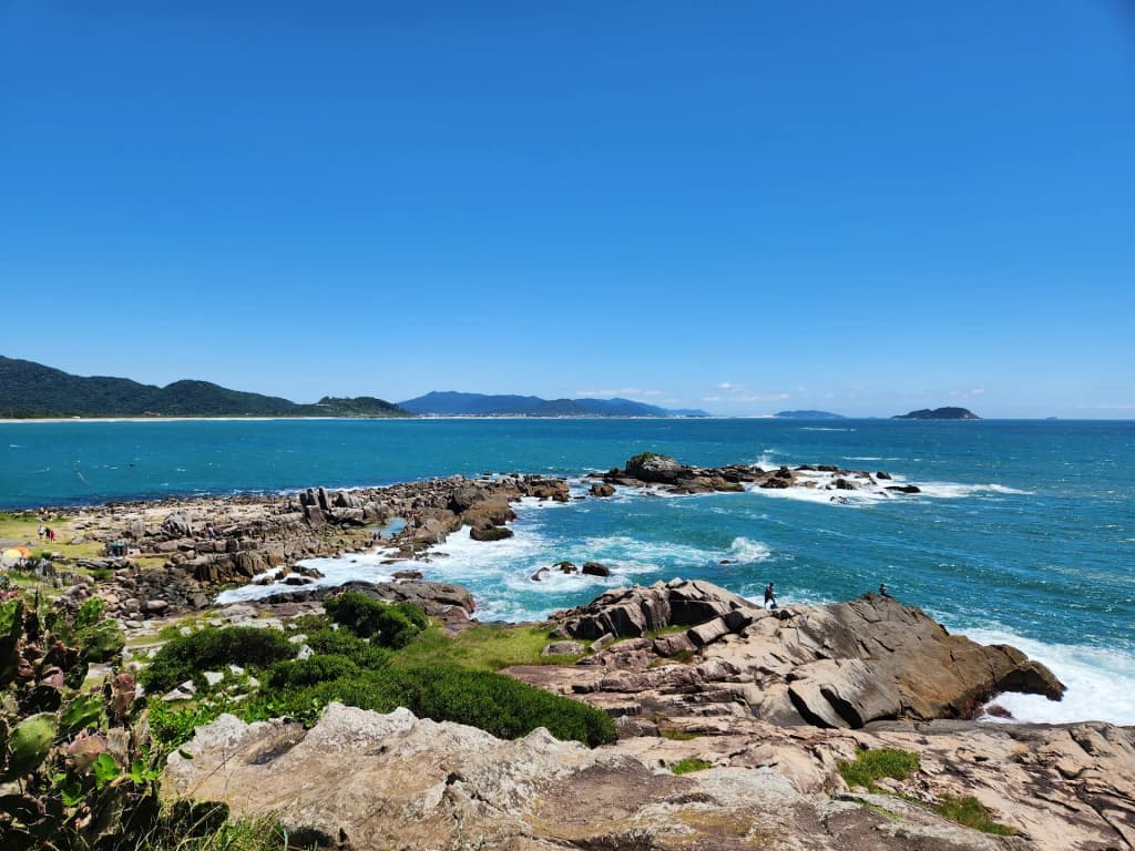 Nascer do sol na igreja histórica da Praia da Armação