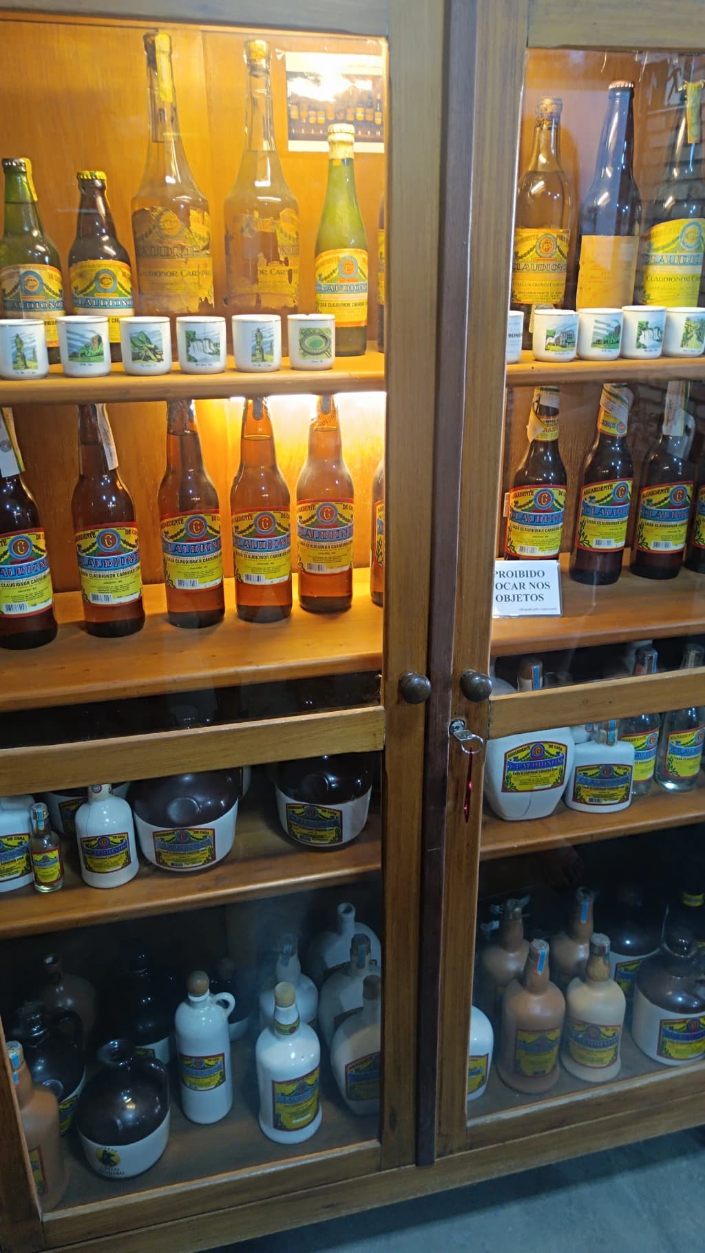 Barris e garrafas da Cachaçaria Claudionor em Januária