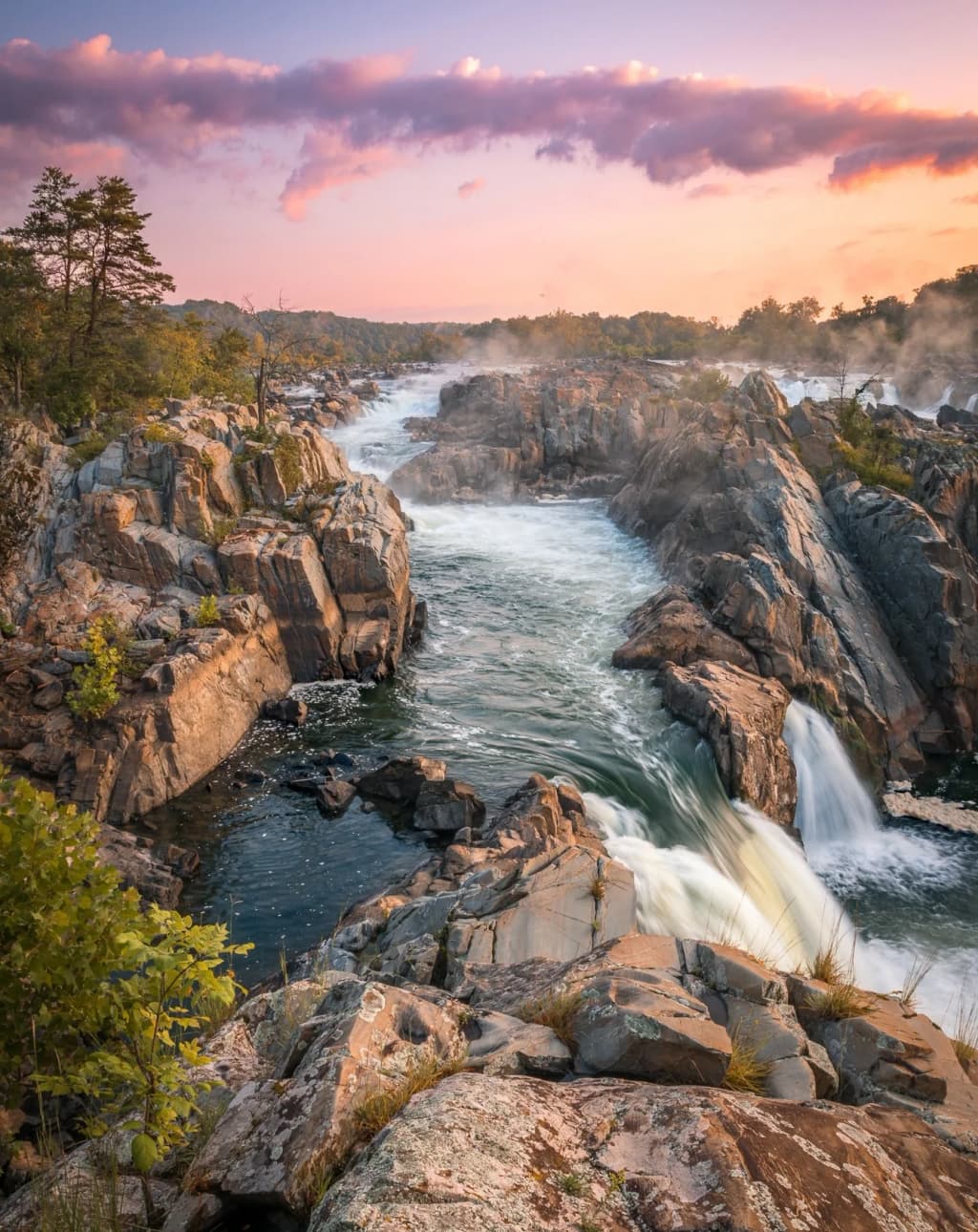 Aguas bravas atravesando la garganta rocosa en Great Falls Park