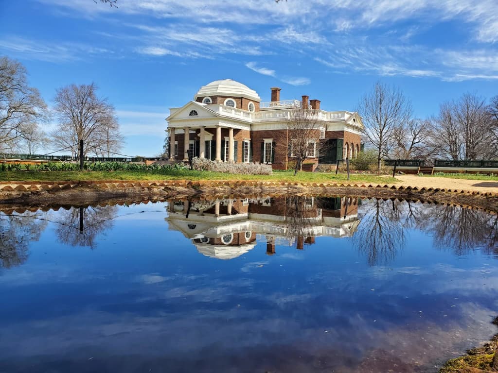 La cúpula y fachada roja de Monticello en Charlottesville