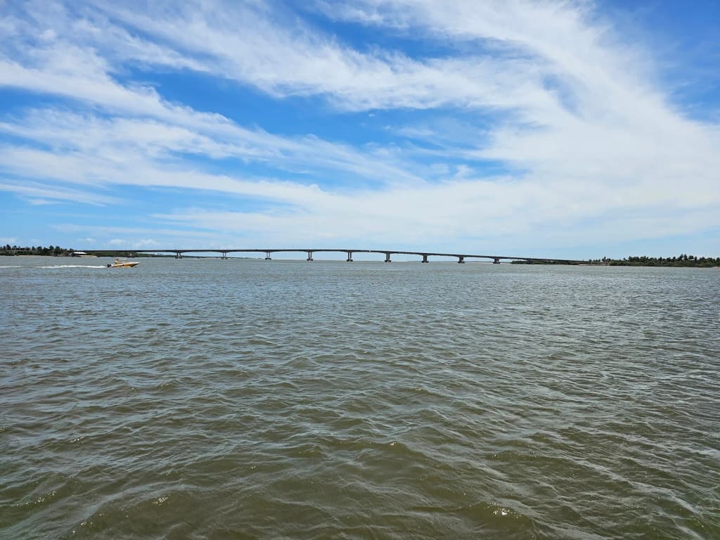 Vista tranquila del banco de arena Croa do Goré rodeado de aguas calmas en Aracaju