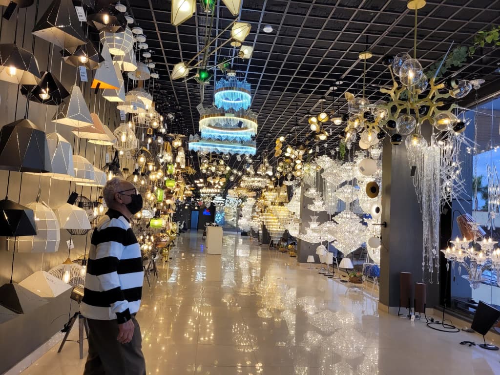 The modern facade of Shopping del Este near the Paraguayan border