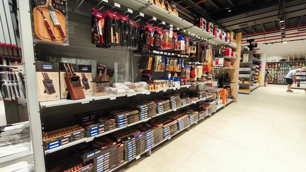 Vast shopping concourses inside Shopping China Importados