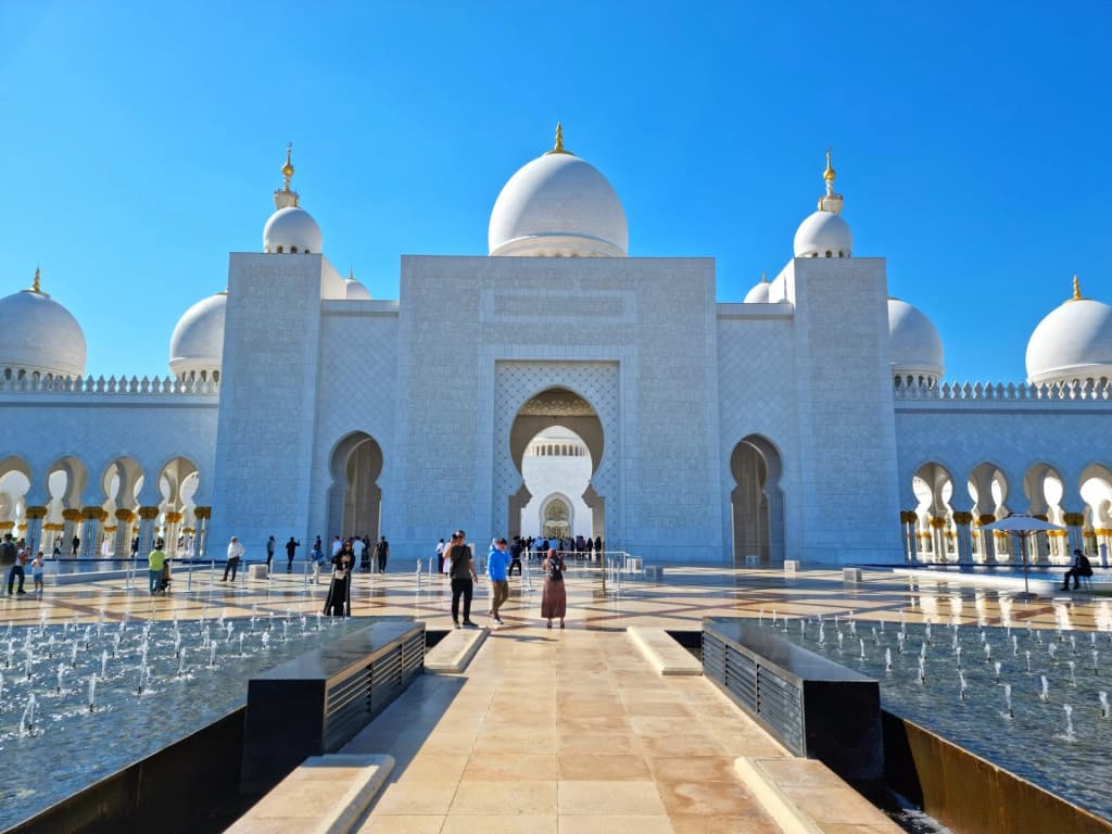 Stunning architecture of Sheikh Zayed Grand Mosque