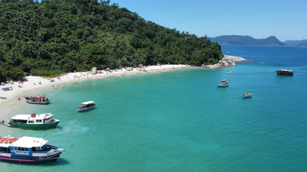 Crystal clear waters of Campeche Island in Florianópolis