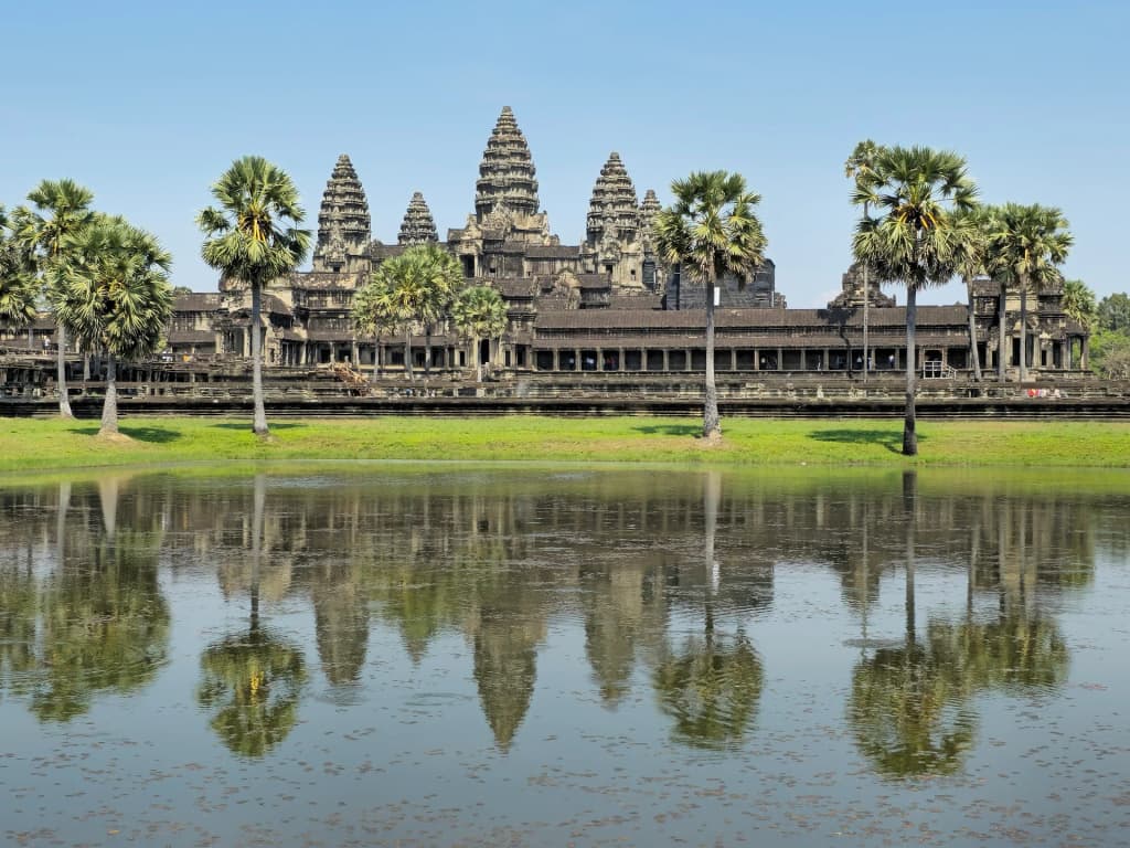 Raíces y relieves de piedra se entrelazan en los templos de Angkor Wat