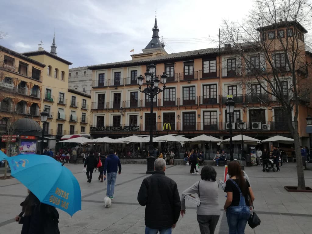 Ruelas de paralelepípedo da Cidade Antiga de Toledo ao amanhecer
