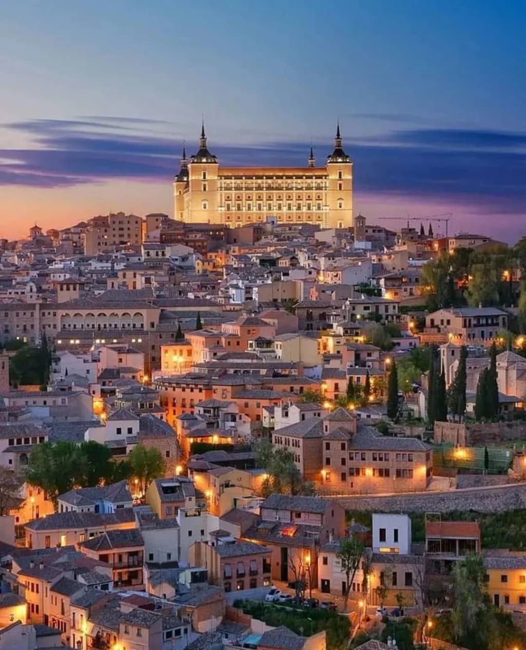 O majestoso Alcázar de Toledo contra o céu