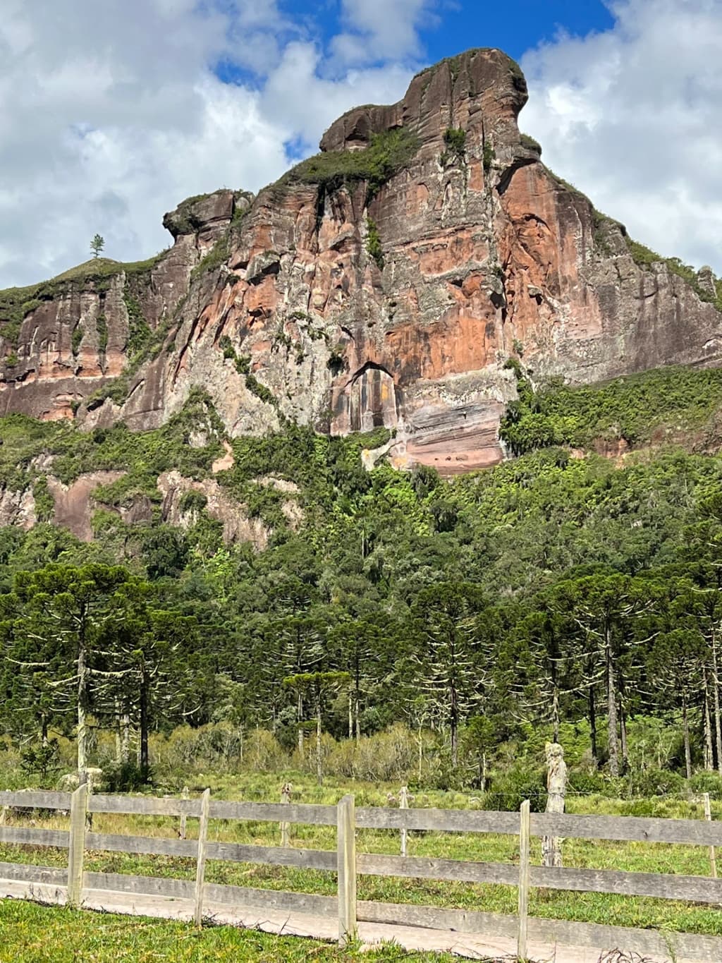 Formación rocosa Pedra da Águia bajo el cielo nublado