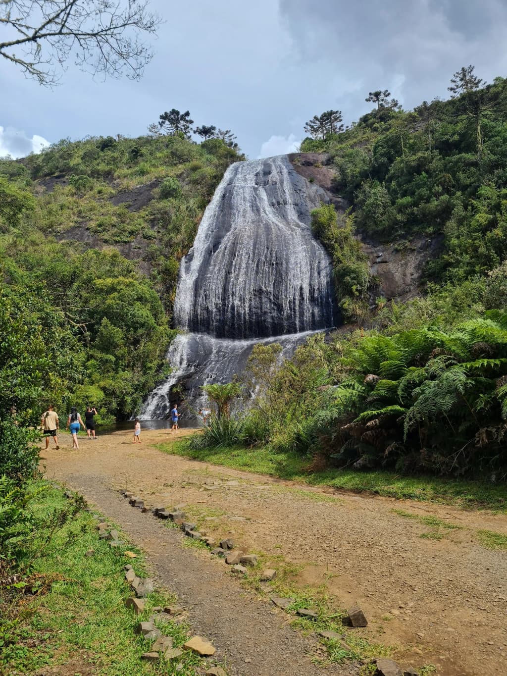 Cascata Véu da Noiva cayendo por un acantilado en Urubici