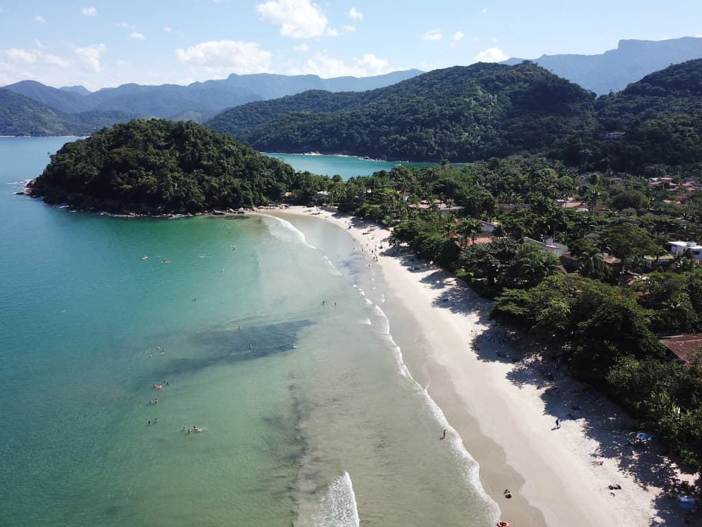 Aguas tranquilas y vegetación en Praia do Lázaro, Ubatuba
