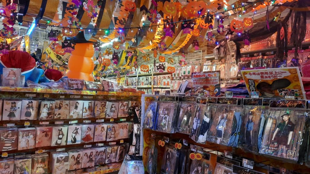 Interior da Don Quijote com expositores coloridos