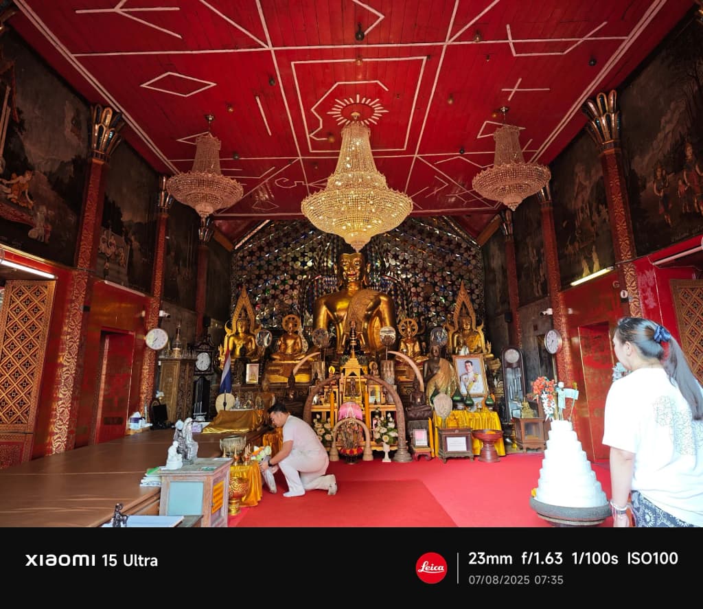 Monks at Wat Phra That Doi Suthep - Photo by Meaw Meow