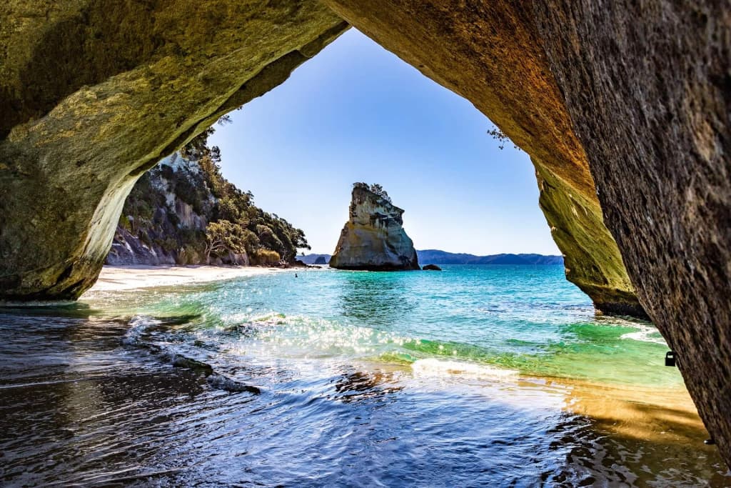 El icónico arco de piedra en Cathedral Cove