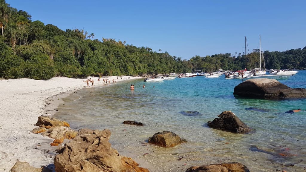 Playa do Dentista, agua cristalina y barcos