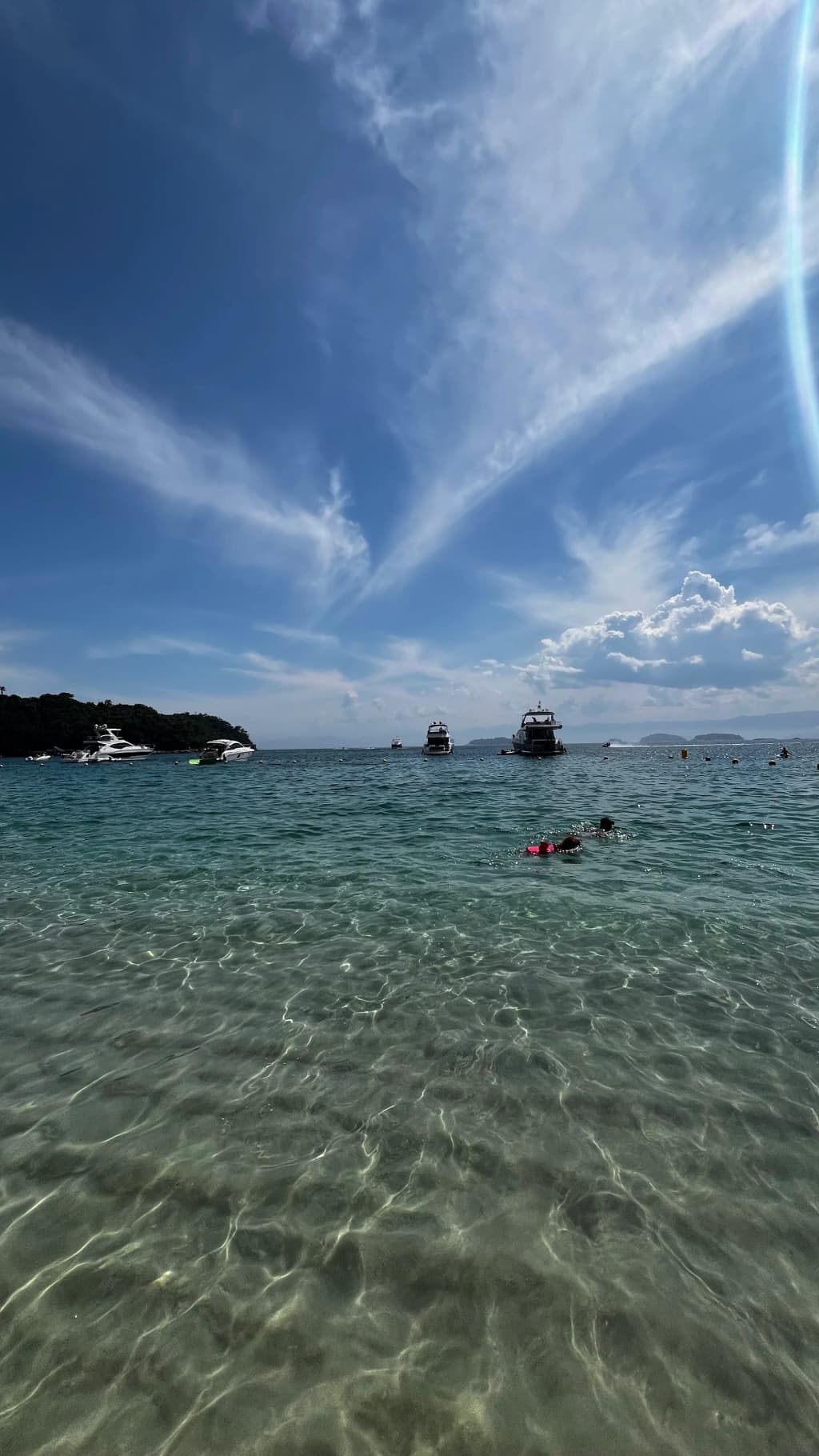 Playa do Dentista, barcos anclados cerca de la orilla