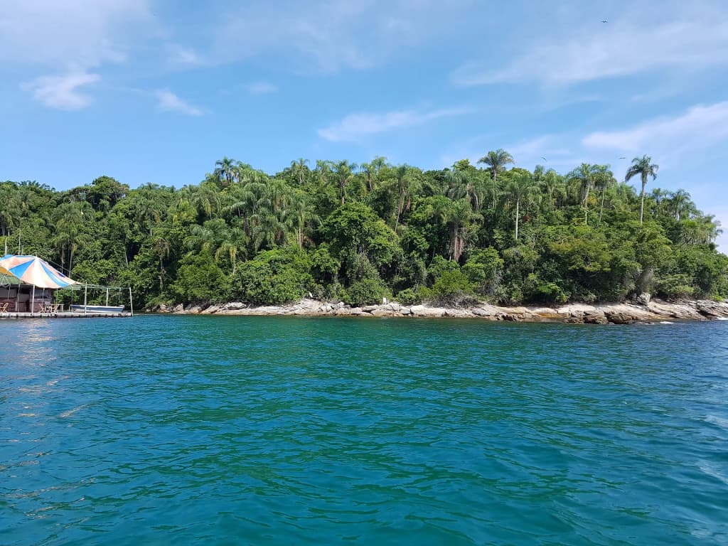 Playa do Dentista, agua turquesa y colinas verdes