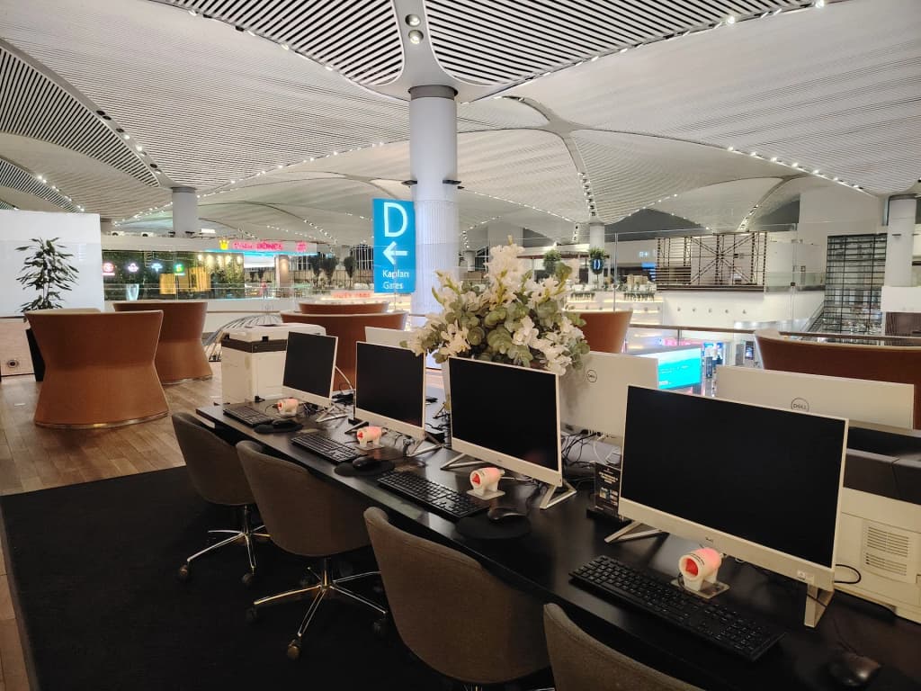 Turkish Airlines Business Class Lounge in Guarulhos featuring premium seating and dining