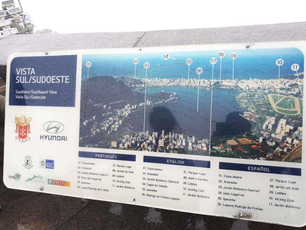 Iluminación dramática del Cristo Redentor al atardecer