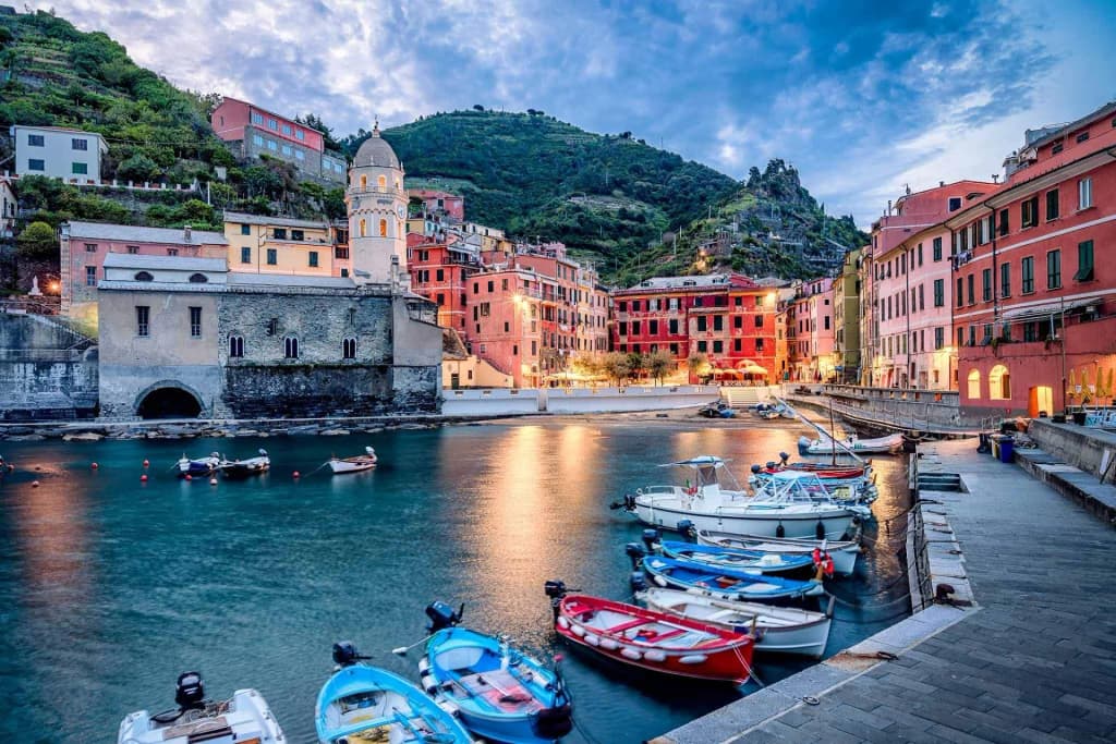Vista panorâmica de Manarola com casas coloridas e mar