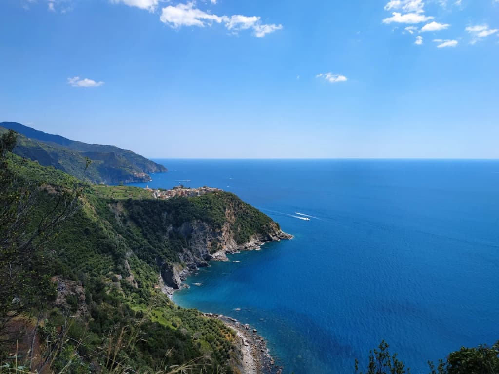 Trilha entre vilarejos de Cinque Terre com vista para o mar