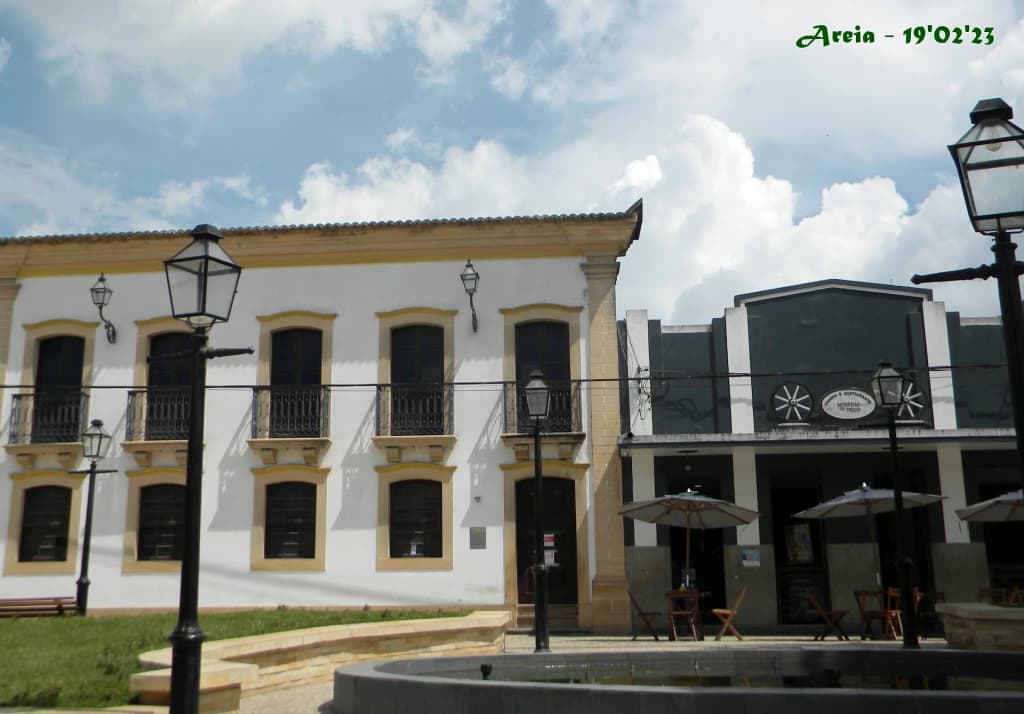 Solares coloniais e morros verdes em Areia