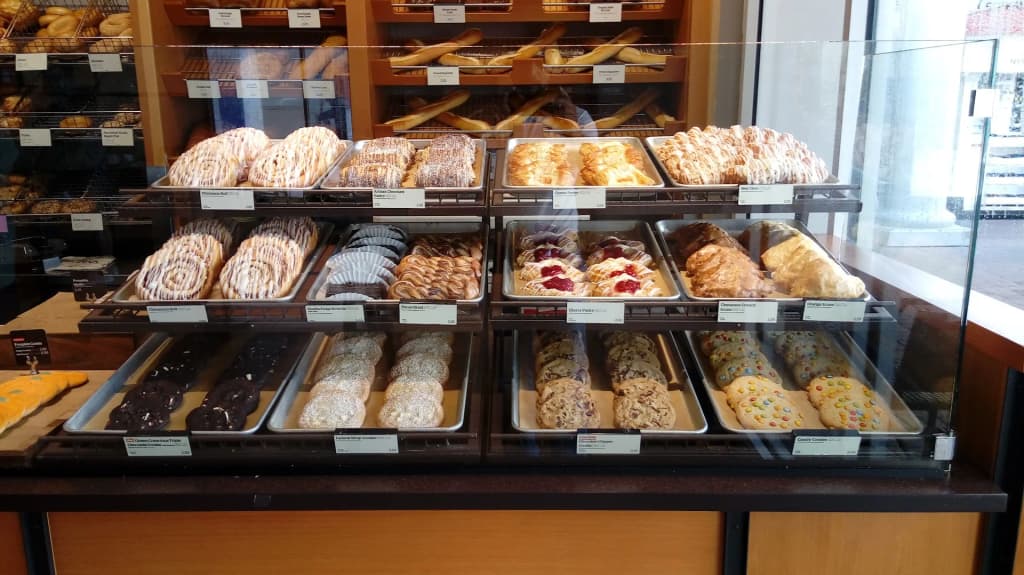 Covered walkways and storefronts at Orlando Outlet Marketplace