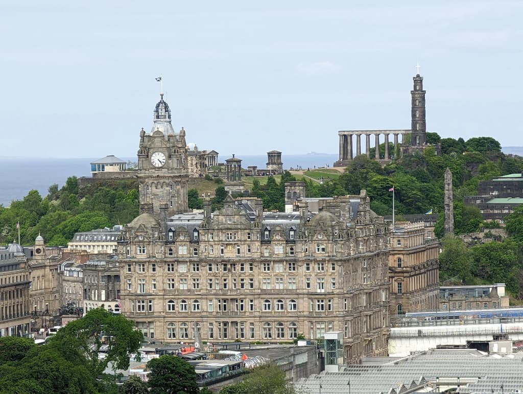 Dramatic cliffs and fortress of Edinburgh Castle