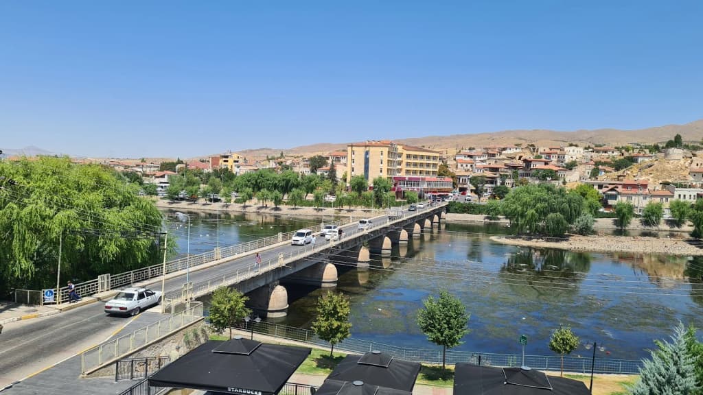 Balões de ar quente sobrevoando a paisagem surreal da Capadócia
