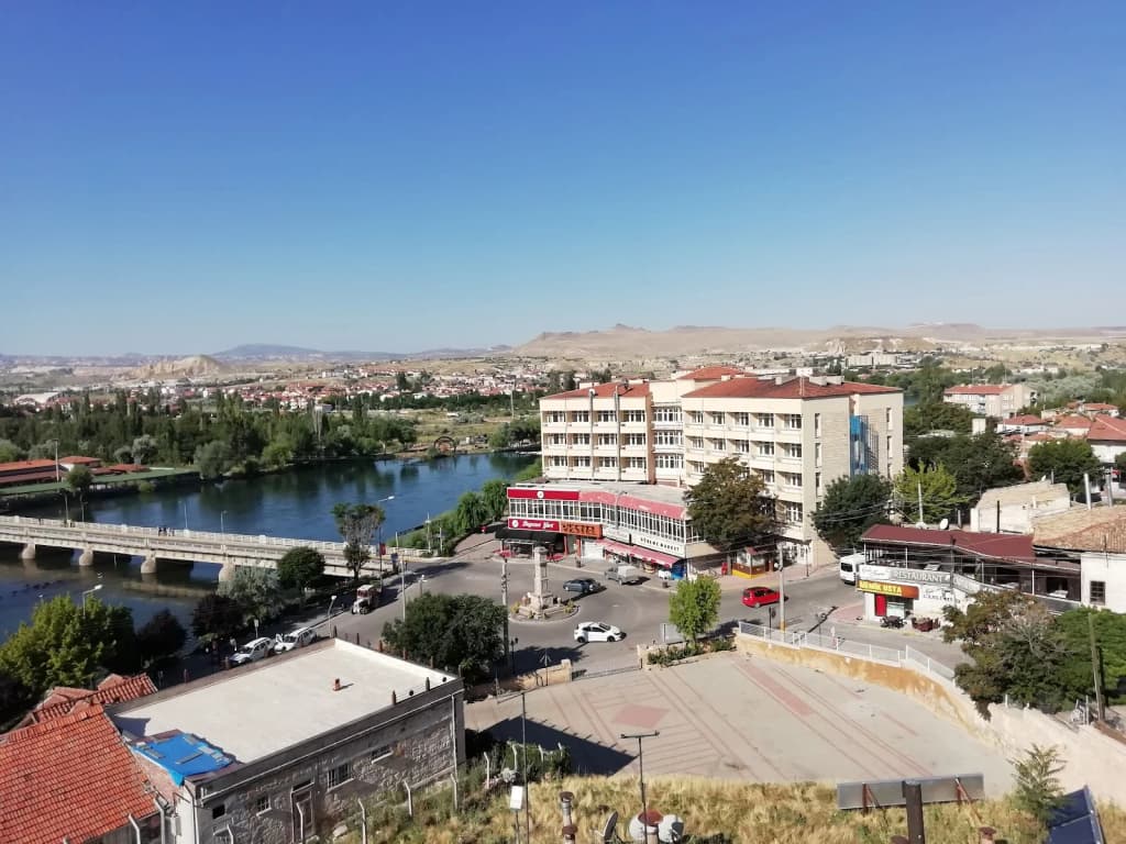 Balões de ar quente ao amanhecer, flutuando sobre os vales
