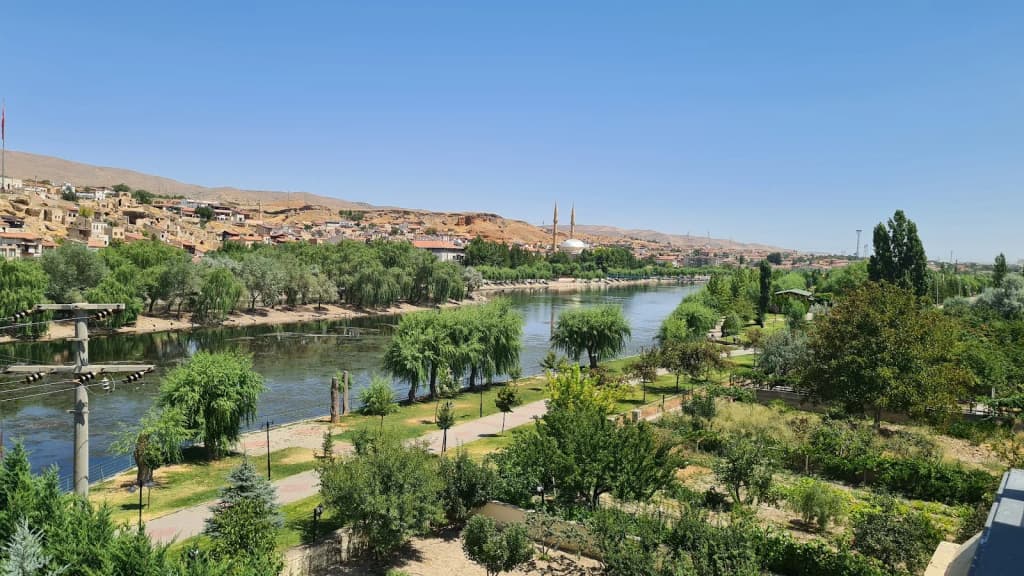 Artesã local tecendo um tapete turco tradicional