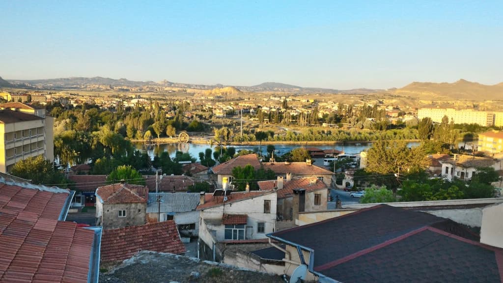 Piquenique à luz de velas dentro de uma caverna, com comida e vinho locais