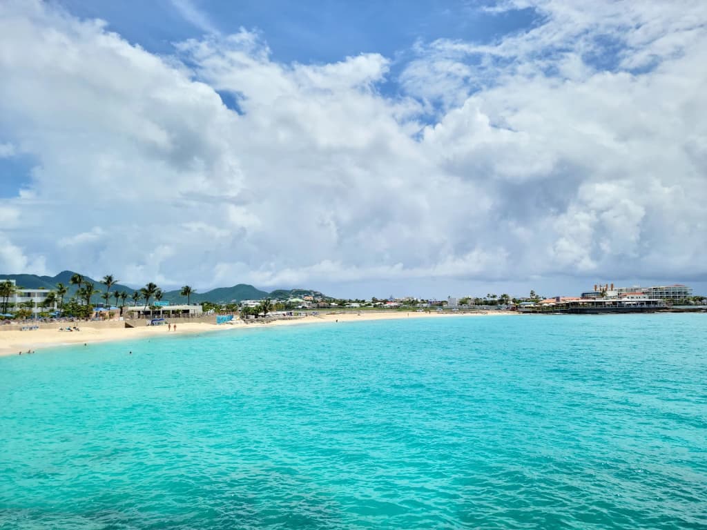 Maho Beach, Sint Maarten - jet landing over beachgoers